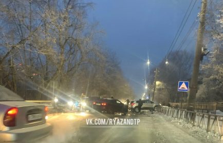 V-Priokskom-proizoshlo-DTP-s-uchastiyem-neskol'kikh-avtomobiley
