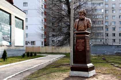V-Ryazani-okolo-shkoly-№16-otkryli-byust-Tsiolkovskomu
